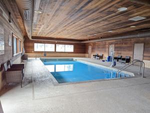 Bazén v ubytování Cobblestone Inn & Suites - Merrill nebo v jeho okolí