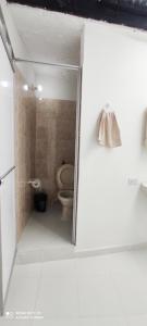 Ванная комната в Hermoso apartamento con servicios y garaje.