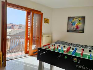 La Casa de Maia في بيلباسو: غرفة مع طاولة بلياردو أمام النافذة
