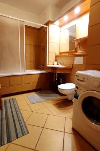 La salle de bains est pourvue d'un lave-linge et d'un lavabo. dans l'établissement Studio 6, à Varsovie