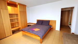 sypialnia z łóżkiem z fioletową kołdrą w obiekcie Studio 6 w Warszawie