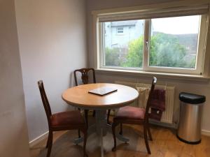 une table et des chaises dans une pièce avec une fenêtre dans l'établissement Kildinguie - Traditional Cottage - on NC 500 Route, à Tongue 6 autres photos