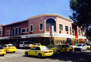 un grupo de taxis estacionados frente a un edificio en Hotel Residencial Cervantes, en David