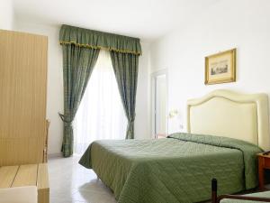 Postel nebo postele na pokoji v ubytování Hotel Reginella