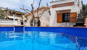 een groot blauw zwembad voor een gebouw bij Family House - La Mora Beach - Tarragona in Tarragona
