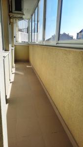 un pasillo vacío en un edificio de oficinas con ventanas en Soulful Apartments - AlmaLetta, en Varna