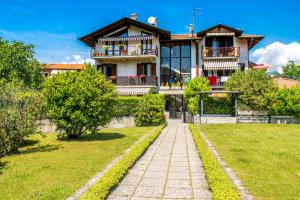 una grande casa con un sentiero di fronte di C'era una volta a Baveno