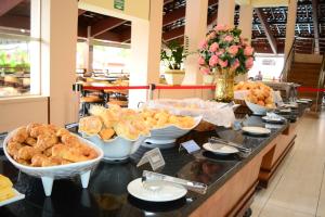 - un buffet composé de différents types de pâtisseries dans des bols dans l'établissement HotSprings OFICIAL B3 Hotéis, à Caldas Novas