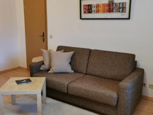 sala de estar con sofá y mesa en FeWo Lahnblick en Löhnberg