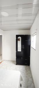 a room with a black door and a white wall at Hermoso apartamento in Florencia