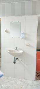 a white bathroom with a sink and a mirror at Hermoso apartamento in Florencia