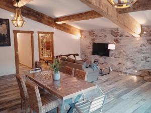 Un televizor și/sau centru de divertisment la Gite du Mas de la Finière ,avec SPA intérieur