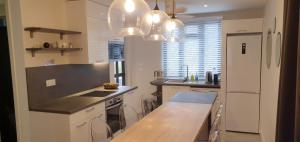 eine Küche mit weißen Schränken und einer Arbeitsplatte in der Unterkunft Les Cerisiers - Exclusive Beach Residence - 3 Bedroom Modern Apartment, Flic en Flac in Flic-en-Flac