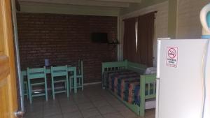 een slaapkamer met een bed en een tafel en stoelen bij Solar Del Valle in Zonda