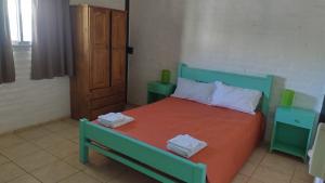 een slaapkamer met een bed met twee handdoeken erop bij Solar Del Valle in Zonda +20 foto's