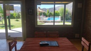 een eetkamer met een tafel en uitzicht op een zwembad bij Solar Del Valle in Zonda
