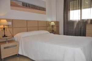 Postel nebo postele na pokoji v ubytování APCOSTAS Marina D'or 2da Línea