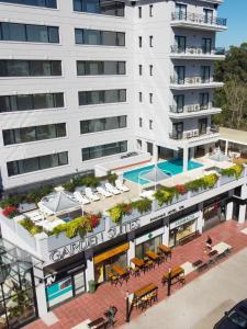 an aerial view of a building with a swimming pool at Garden Suites Pinamar in Pinamar