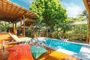 鏡子海灘的住宿－Villa Nicolle - Bahia - Praia do Espelho，一座带游泳池和甲板的房子