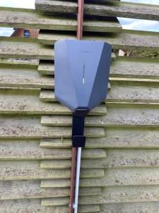 une antenne bleue sur le côté d'un bâtiment dans l'établissement Ferienhaus Tura, à Pruchten