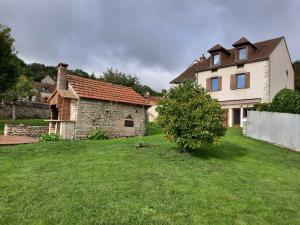 ein großes Haus mit einem Rasenplatz davor in der Unterkunft Au dela des vignes in Baubigny