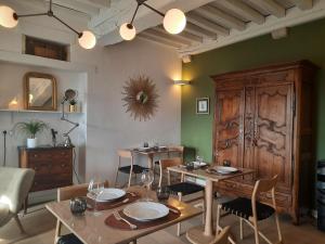 Reštaurácia alebo iné gastronomické zariadenie v ubytovaní Au dela des vignes
