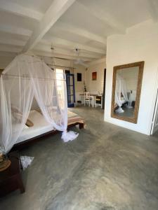Zimmer mit einem Bett und einem Spiegel in der Unterkunft Nos Kasa in Sal Rei