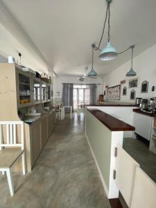 uma grande cozinha com um balcão num quarto em Nos Kasa em Sal Rei