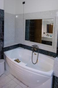 A bathroom at Agriturismo Monte della Dea