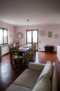 A seating area at Agriturismo Monte della Dea
