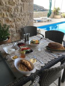 una mesa con platos de comida encima en The Mousehouse, en Áno Rínglia