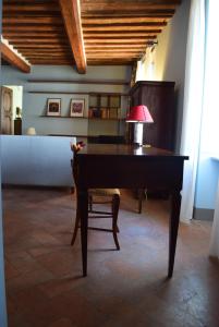 a table with a lamp on top of it in a room at Appartamento Baldo 13 in Perugia