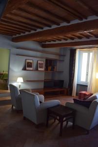 a living room with two chairs and a couch and a table at Appartamento Baldo 13 in Perugia