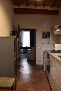 cocina con electrodomésticos blancos y sala de estar. en Appartamento Baldo 13 en Perugia