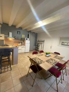 Η κουζίνα ή μικρή κουζίνα στο Logement de groupe au centre d'Azay le Rideau +9 φωτογραφίες