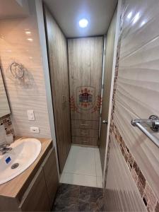 a bathroom with a sink and a shower at Apartamento de Henry y Rita in Barranquilla