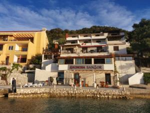 拉斯托伏Guesthouse Santor的一组靠近水体的建筑