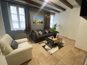 un soggiorno con divano e tavolo di Logement de groupe au centre d'Azay le Rideau ad Azay-le-Rideau