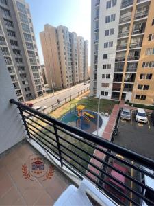 un balcón con parque infantil en una ciudad con edificios altos en Apartamento de Henry y Rita, en Barranquilla