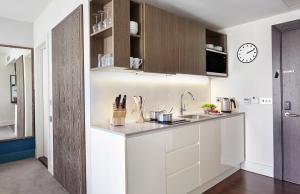 Η κουζίνα ή μικρή κουζίνα στο Staybridge Suites London-Vauxhall, an IHG Hotel