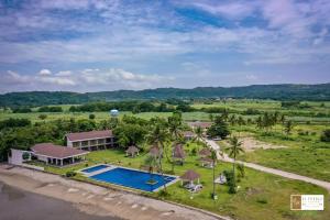una vista aérea de una casa con piscina en El Pueblo De Hermano by Cocotel, en Lian
