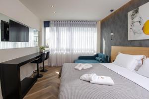 Säng eller sängar i ett rum på Triple A - Prime Location - Between Monastiraki & Syntagma Square-FREE Parking!
