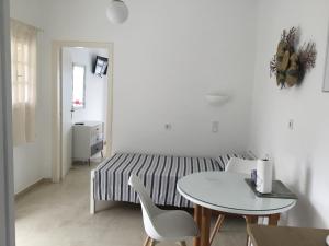 salon ze stołem i łóżkiem w obiekcie Corfu island apartment in KASSIOPI by seaside w Kassiopi