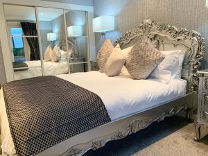 Gulta vai gultas numurā naktsmītnē Ayrs and Graces - Luxury Bed and Breakfast