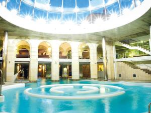 a swimming pool in a building with a ceiling at Residencial Mondariz Balneario 424 in Mondariz-Balneario