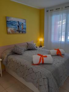 sypialnia z łóżkiem z pomarańczowymi łukami w obiekcie Costa Calma / Playa Paraiso Laguna Blu w mieście Costa Calma
