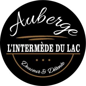 una señal para los alders poco necesitados con una etiqueta negra en Auberge l'Intermède du lac, en Disraeli