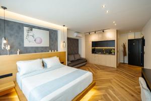 Ένα ή περισσότερα κρεβάτια σε δωμάτιο στο Triple A - Prime Location - Between Monastiraki & Syntagma Square-FREE Parking!