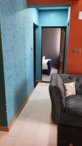 un soggiorno con divano e una camera da letto di Marrick Homes a Nairobi