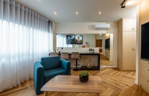 Televízia a/alebo spoločenská miestnosť v ubytovaní Triple A - Prime Location - Between Monastiraki & Syntagma Square-FREE Parking!